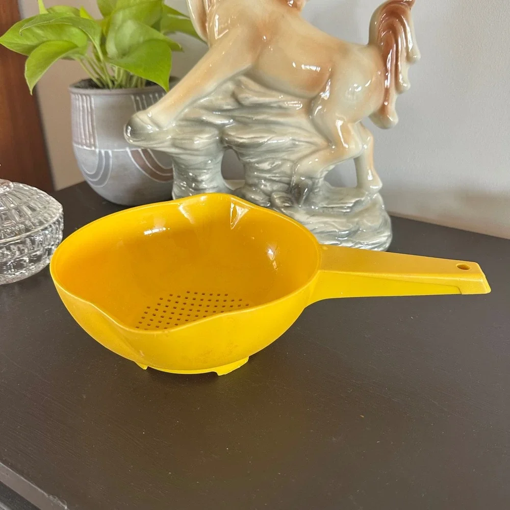 Vintage Tupperware Yellow Handheld Colander Strainer 2 Cup 1522 Spouts Handle